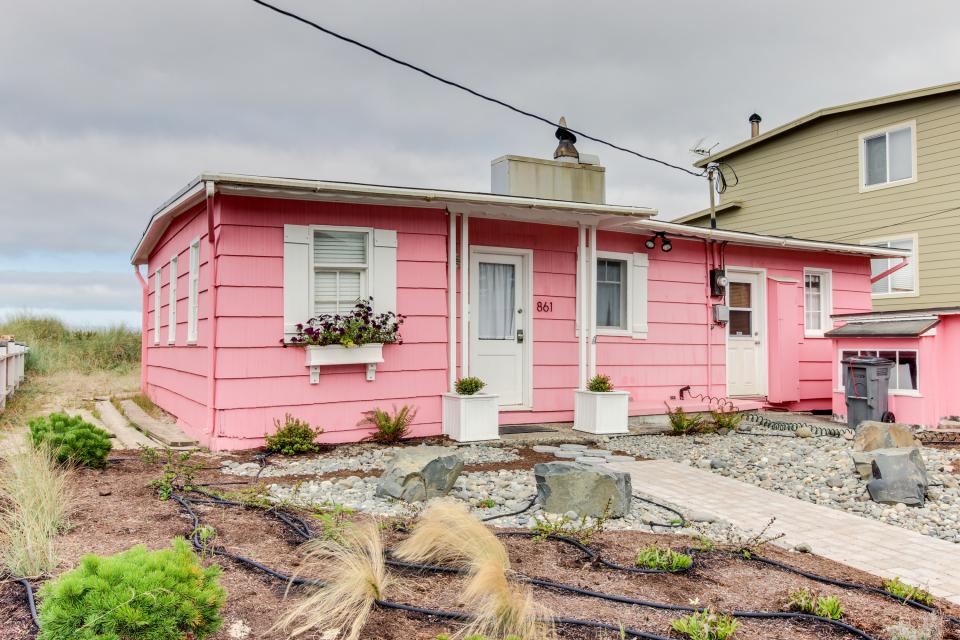 Li'l Pink House 2 BD Vacation Rental in Rockaway Beach, OR Vacasa