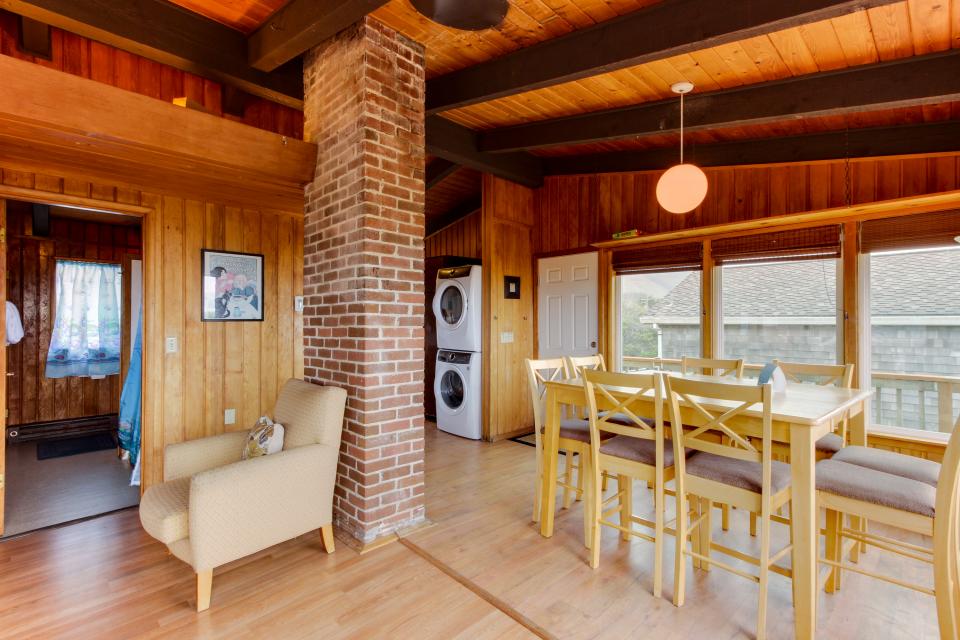 Arnold Beach House Upper Level 1 BD Vacation Rental in Rockaway