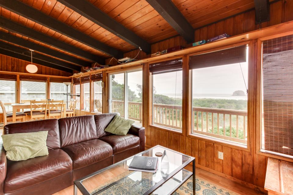 Arnold Beach House Upper Level 1 BD Vacation Rental in Rockaway