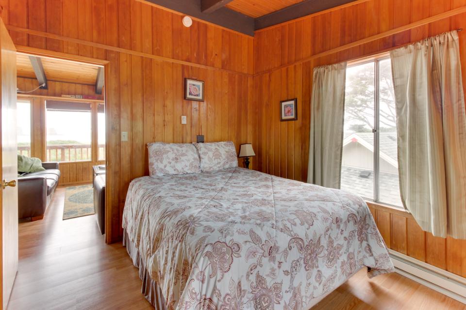 Arnold Beach House Upper Level 1 BD Vacation Rental in Rockaway