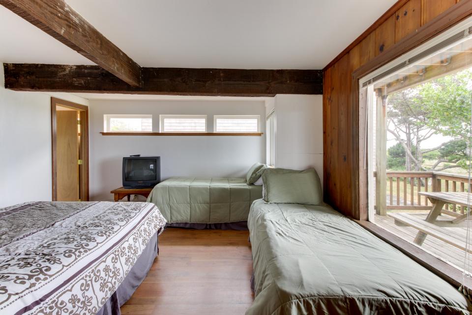 Arnold Beach House Lower Level 2 BD Vacation Rental in Rockaway