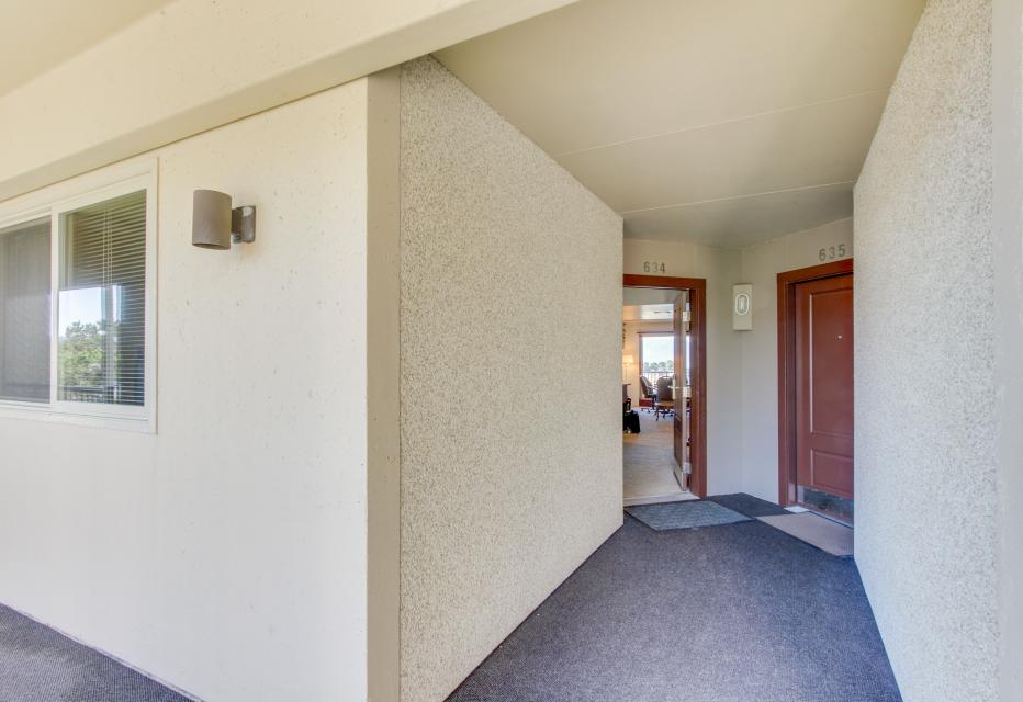 Gearhart Condo 1 BD Vacation Rental in Gearhart, OR Vacasa