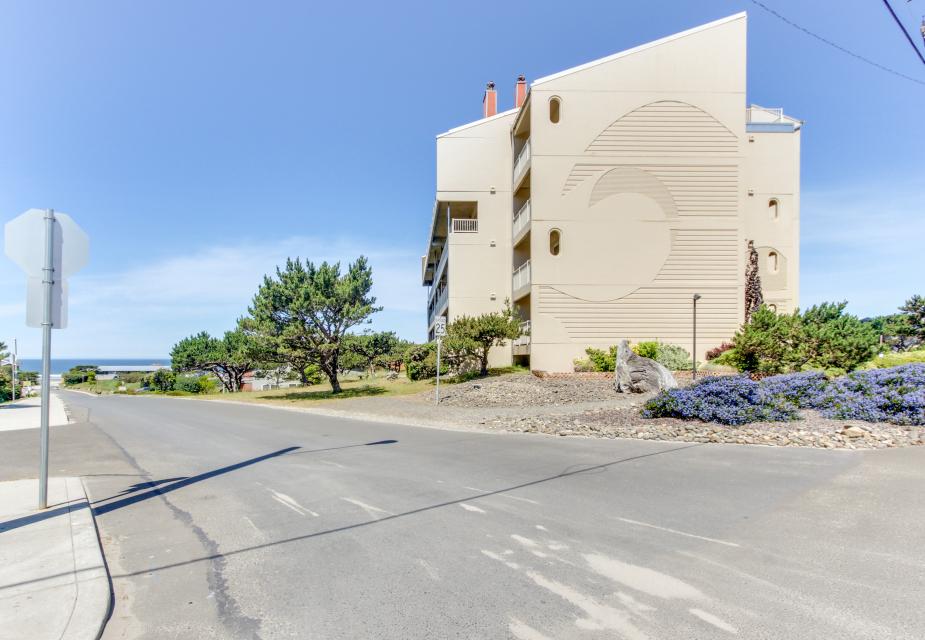 Gearhart Condo 1 BD Vacation Rental in Gearhart, OR Vacasa