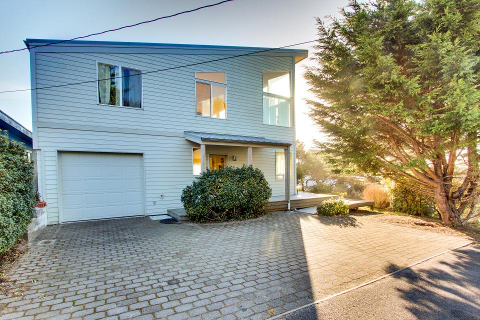 Glass Beach House 3 BD Vacation Rental in Florence, OR Vacasa