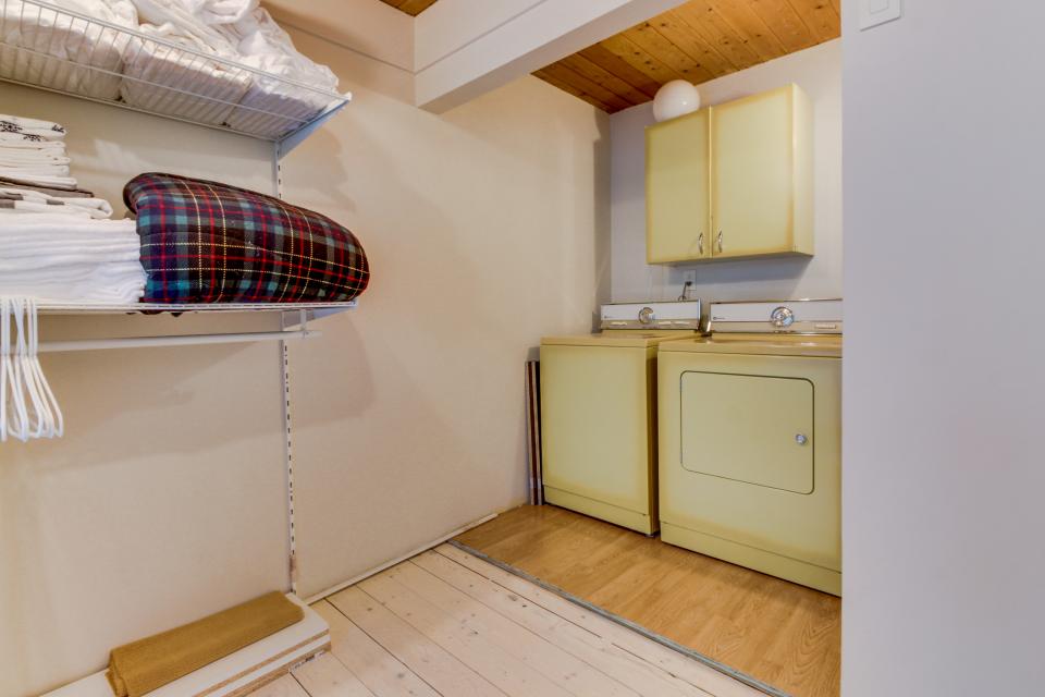 Sandy River Treehouse 4 BD Vacation Rental in Sandy, OR Vacasa