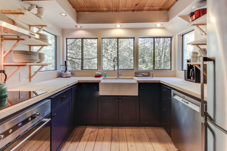 Sandy River Treehouse 4 BD Vacation Rental in Sandy, OR Vacasa