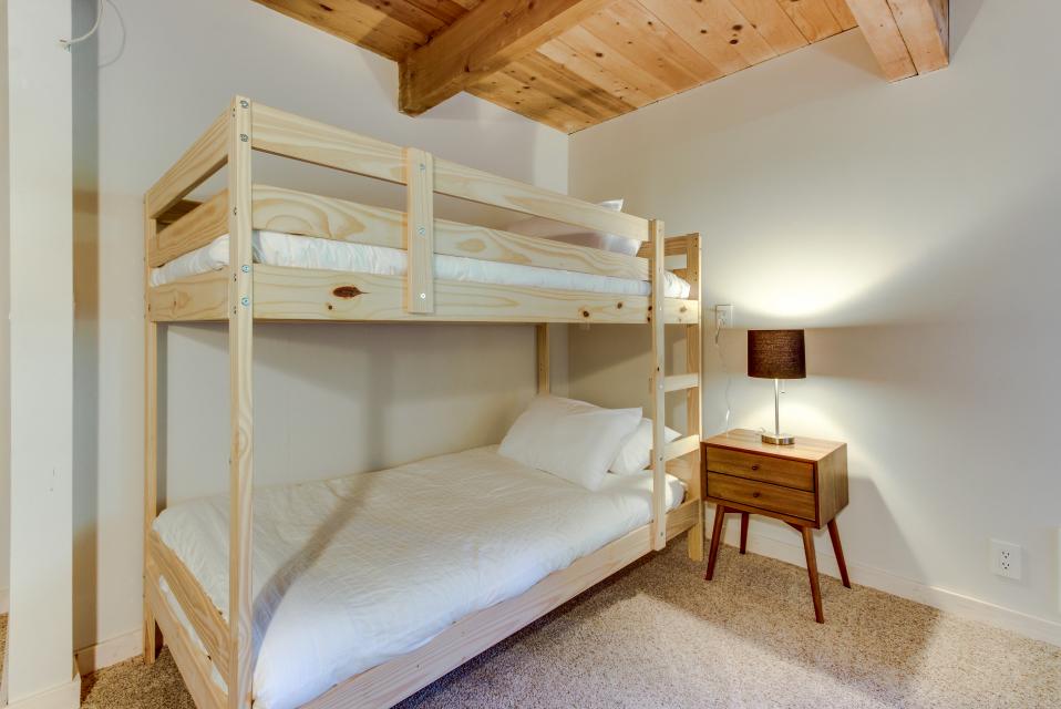 Sandy River Treehouse 4 BD Vacation Rental in Sandy, OR Vacasa