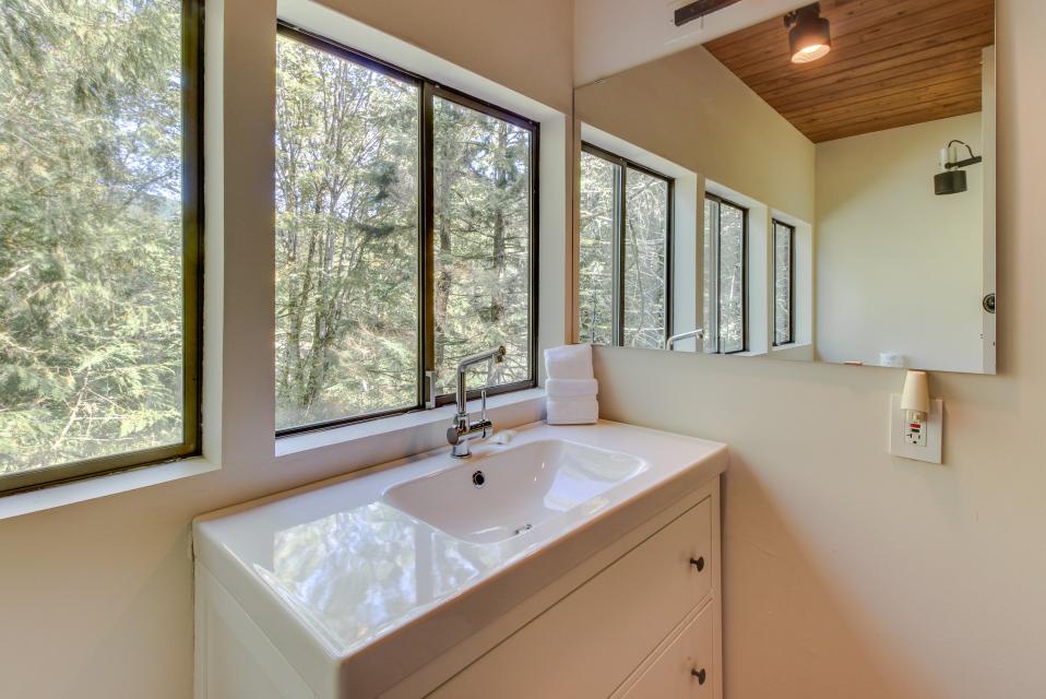 Sandy River Treehouse 4 BD Vacation Rental in Sandy, OR Vacasa