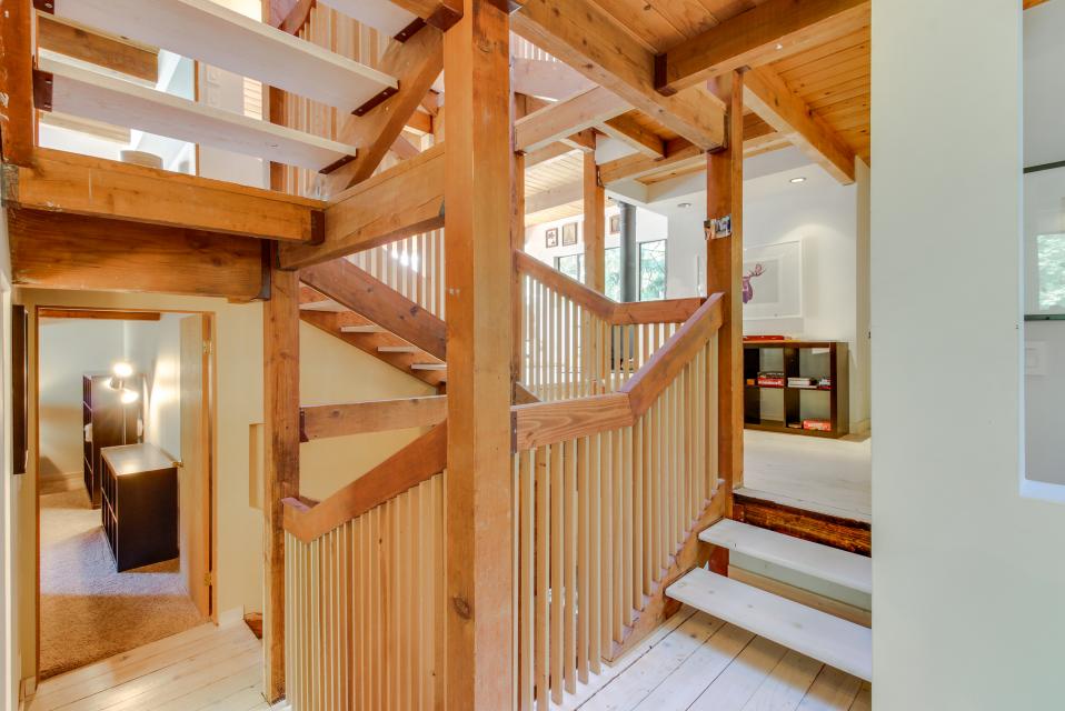 Sandy River Treehouse 4 BD Vacation Rental in Sandy, OR Vacasa