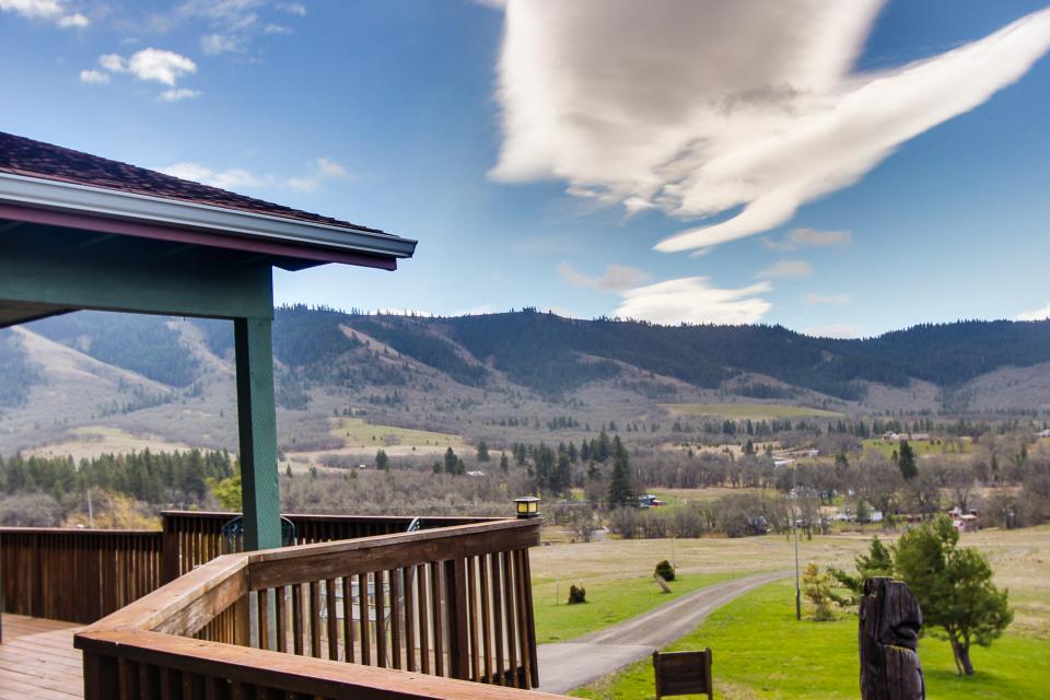 Morning Song Acres 5 BD Vacation Rental in Lyle, WA Vacasa