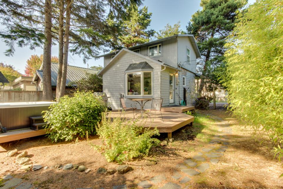 Van Buren's Cottage 2 BD Vacation Rental in Cannon Beach, OR Vacasa