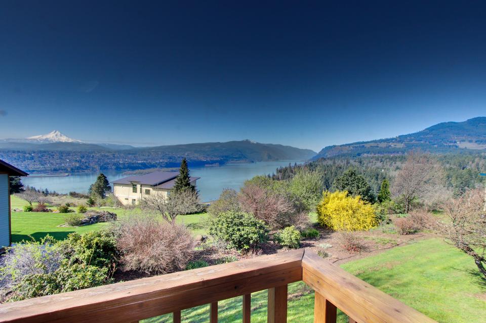 Columbia River Bluff Home 3 BD Vacation Rental in White Salmon, WA