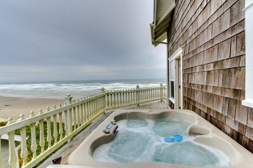 Nye Beach Oceanfront Cottage 3 BD Vacation Rental in Newport, OR Vacasa