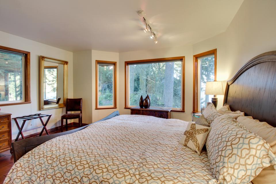 Seal's Passage 3 BD Vacation Rental in Port Hadlock, WA Vacasa