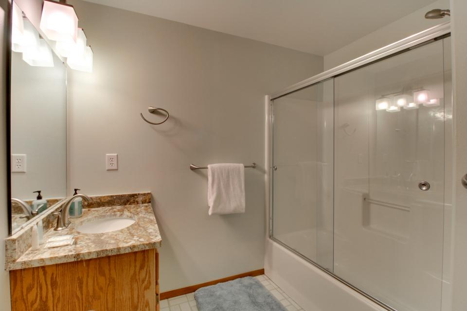 Seal's Passage 3 BD Vacation Rental in Port Hadlock, WA Vacasa