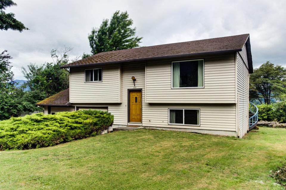 Cascade River Watch 3 BD Vacation Rental in Cascade Locks, OR Vacasa