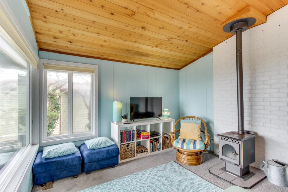 Manzanita Beach Cottage 2 BD Vacation Rental in Manzanita, OR Vacasa