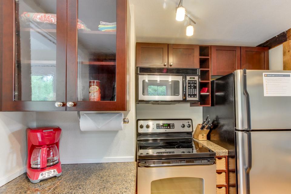 Van Buren's Cottage 2 BD Vacation Rental in Cannon Beach, OR Vacasa