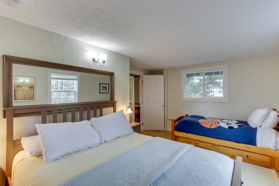 Van Buren's Cottage 2 BD Vacation Rental in Cannon Beach, OR Vacasa