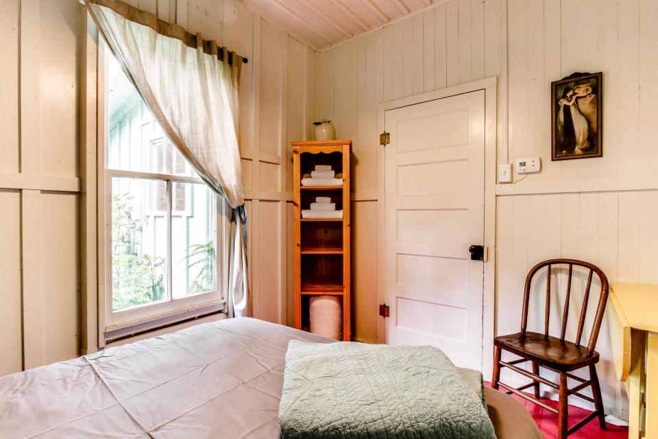 Historic Camp Hungry 2 BD Vacation Rental in Seaview, WA Vacasa