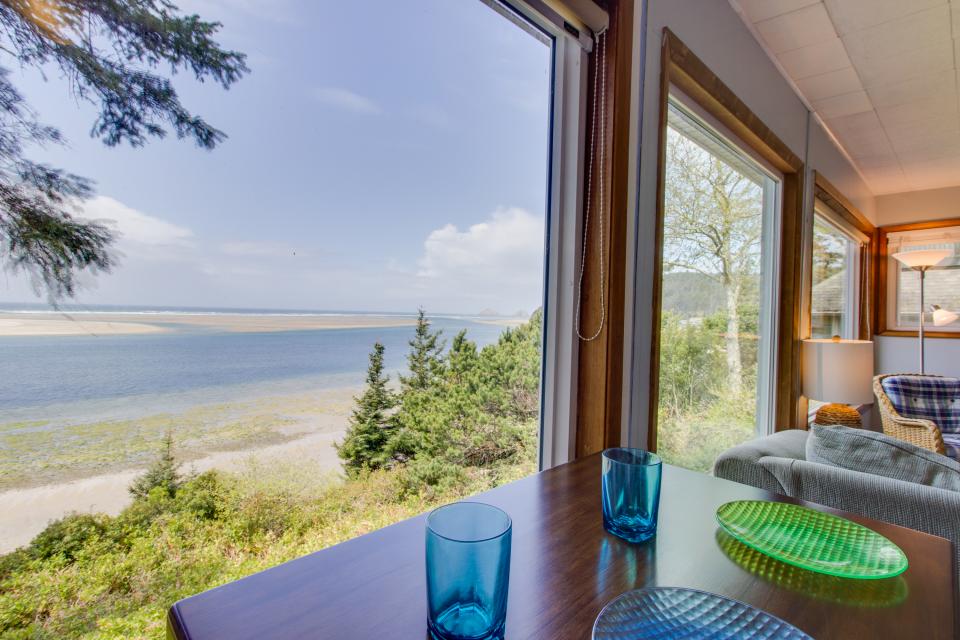 Pearl Ocean Front Beach House 3 BD Vacation Rental in Netarts, OR