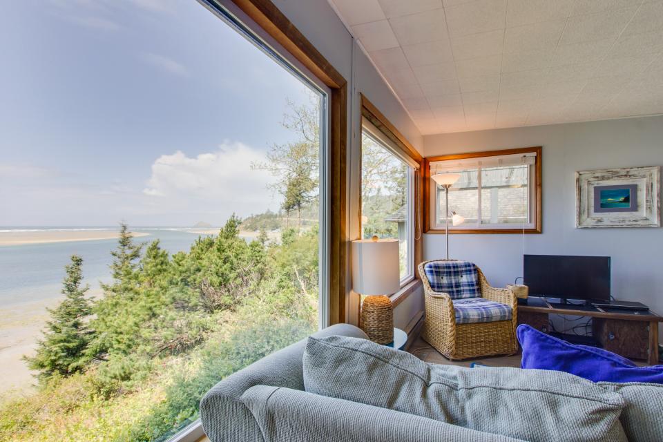 Pearl Ocean Front Beach House 3 BD Vacation Rental in Netarts, OR