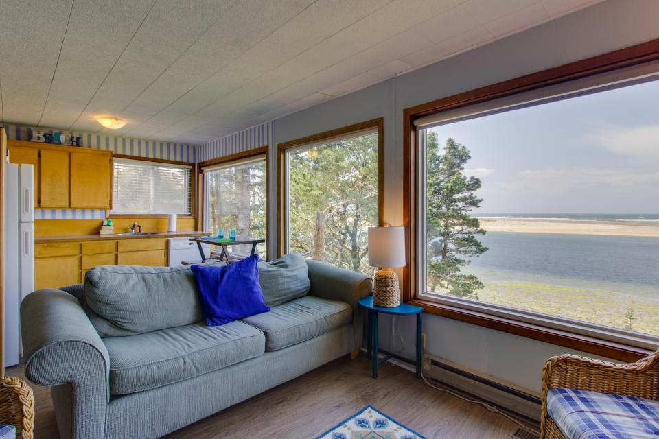 Pearl Ocean Front Beach House 3 BD Vacation Rental in Netarts, OR