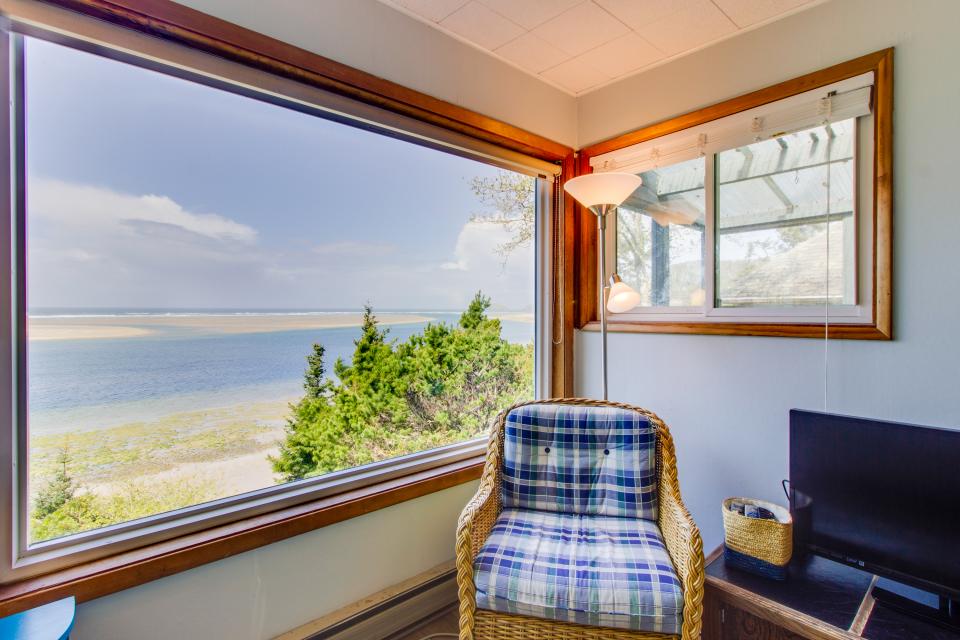 Pearl Ocean Front Beach House 3 BD Vacation Rental in Netarts, OR