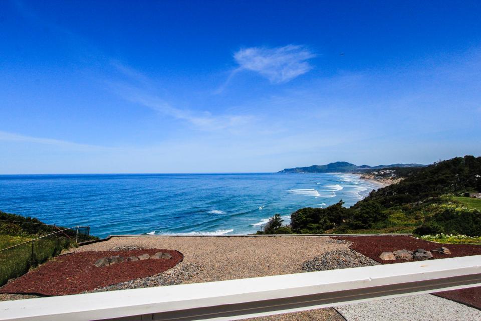 Newport Oceanfront Estate with Hot Tub Upper Level 5 BD Vacation