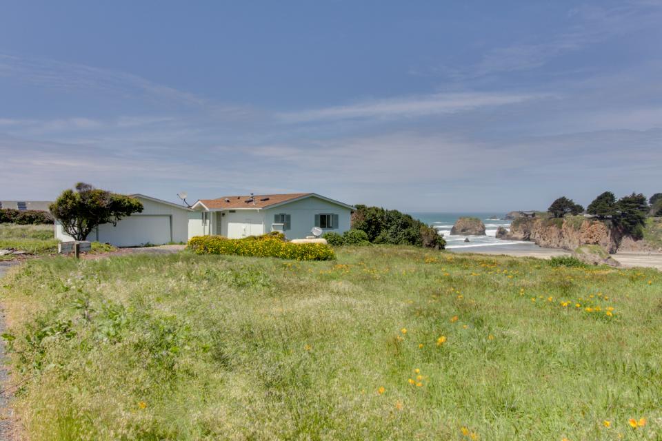 Driftwood Cottage 2 BD Vacation Rental in Fort Bragg, CA Vacasa