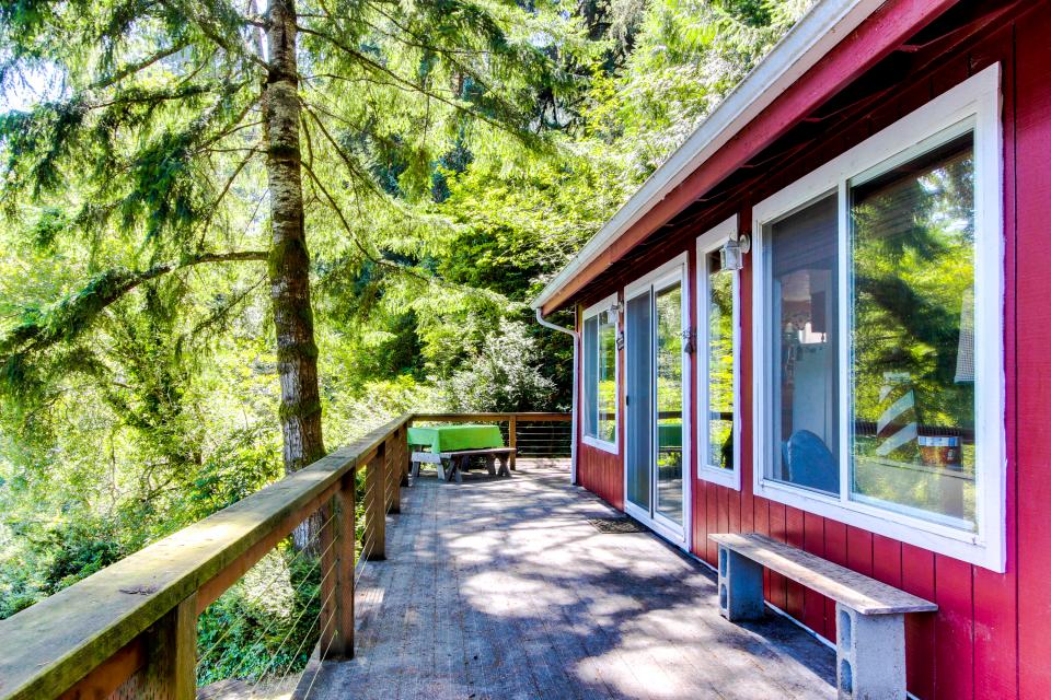 Rustic Retreat on Mercer Lake 2 BD Vacation Rental in Florence, OR