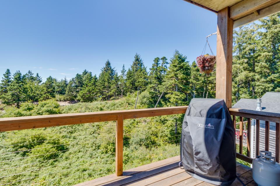 Hillsdale Beach House 3 BD Vacation Rental in Oceanside, OR Vacasa