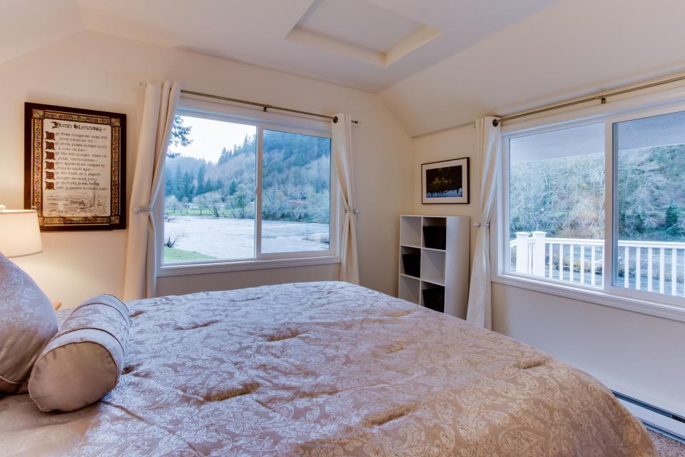 Riverview Cottage 1 BD Vacation Rental in Mapleton, OR Vacasa