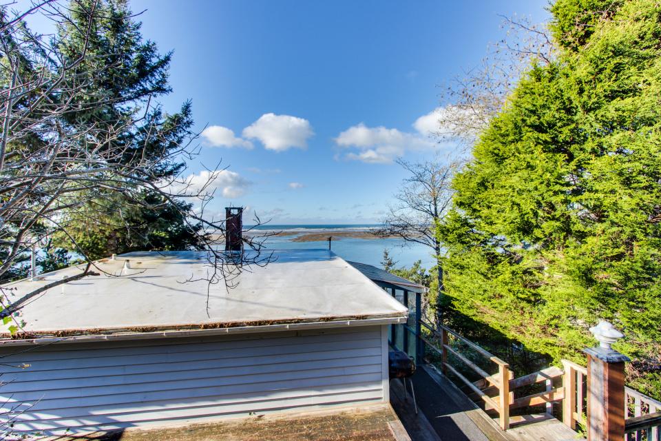 Pearl Ocean Front Beach House 3 BD Vacation Rental in Netarts, OR