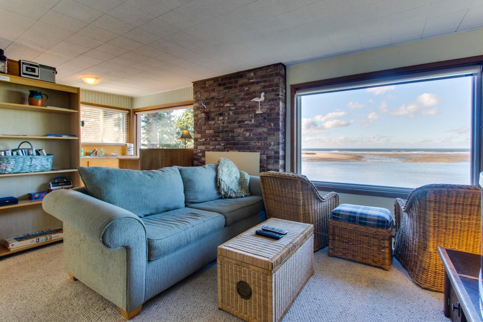 Pearl Ocean Front Beach House 3 BD Vacation Rental in Netarts, OR