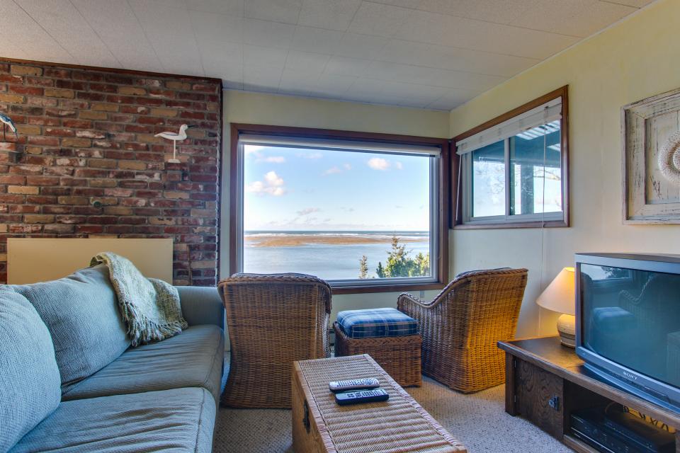 Pearl Ocean Front Beach House 3 BD Vacation Rental in Netarts, OR