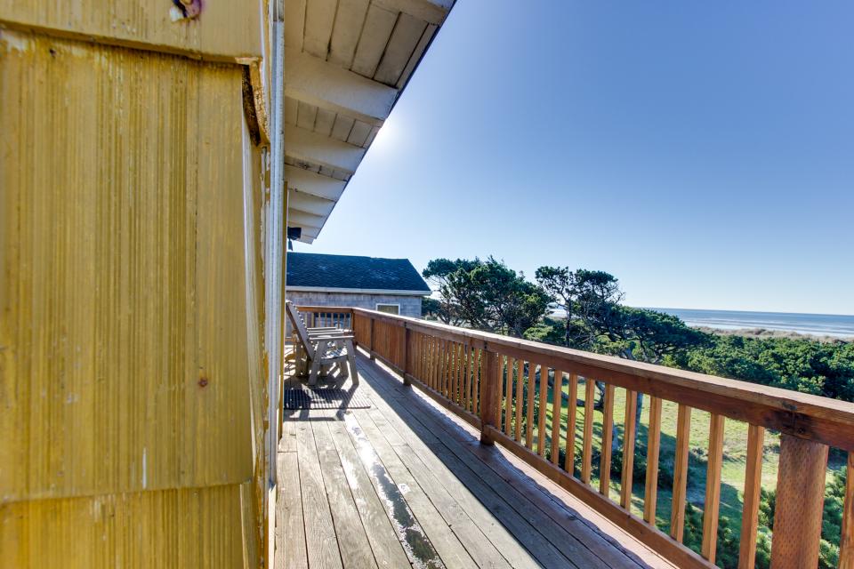 Arnold Beach House Upper Level 1 BD Vacation Rental in Rockaway