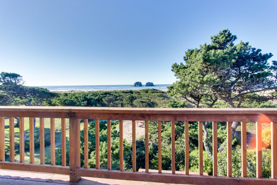 Arnold Beach House Upper Level 1 BD Vacation Rental in Rockaway