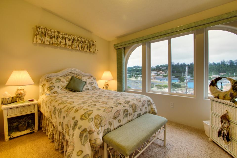Ebb Tide 3 BD Vacation Rental in Waldport, OR Vacasa