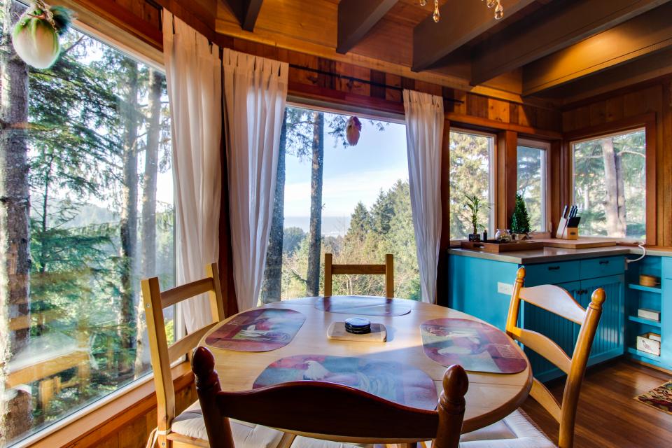 Cannon Beach Tree House 1 BD Vacation Rental in Cannon Beach, OR Vacasa