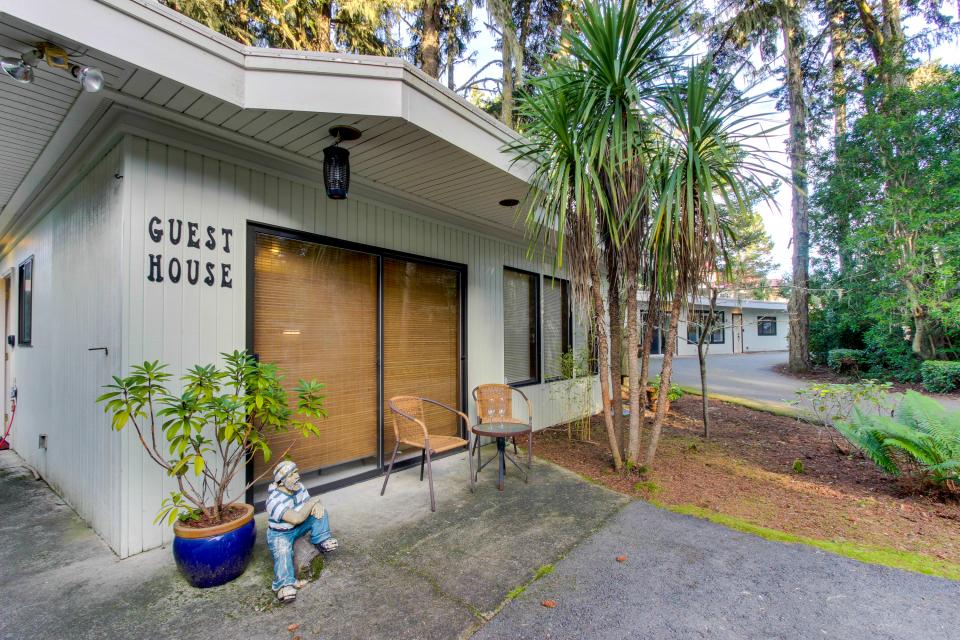Seagate Guest House 3 BD Vacation Rental in Coos Bay, OR Vacasa