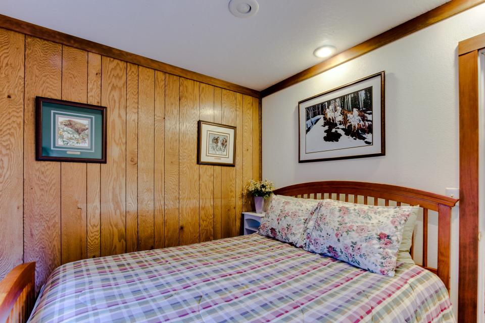 Seagate Guest House 3 BD Vacation Rental in Coos Bay, OR Vacasa