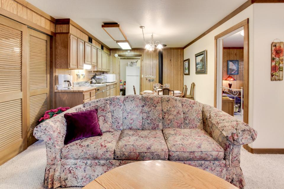 Seagate Guest House 3 BD Vacation Rental in Coos Bay, OR Vacasa